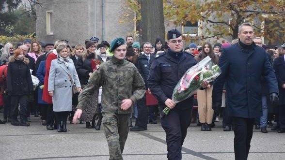 delegacja pod pomnikiem