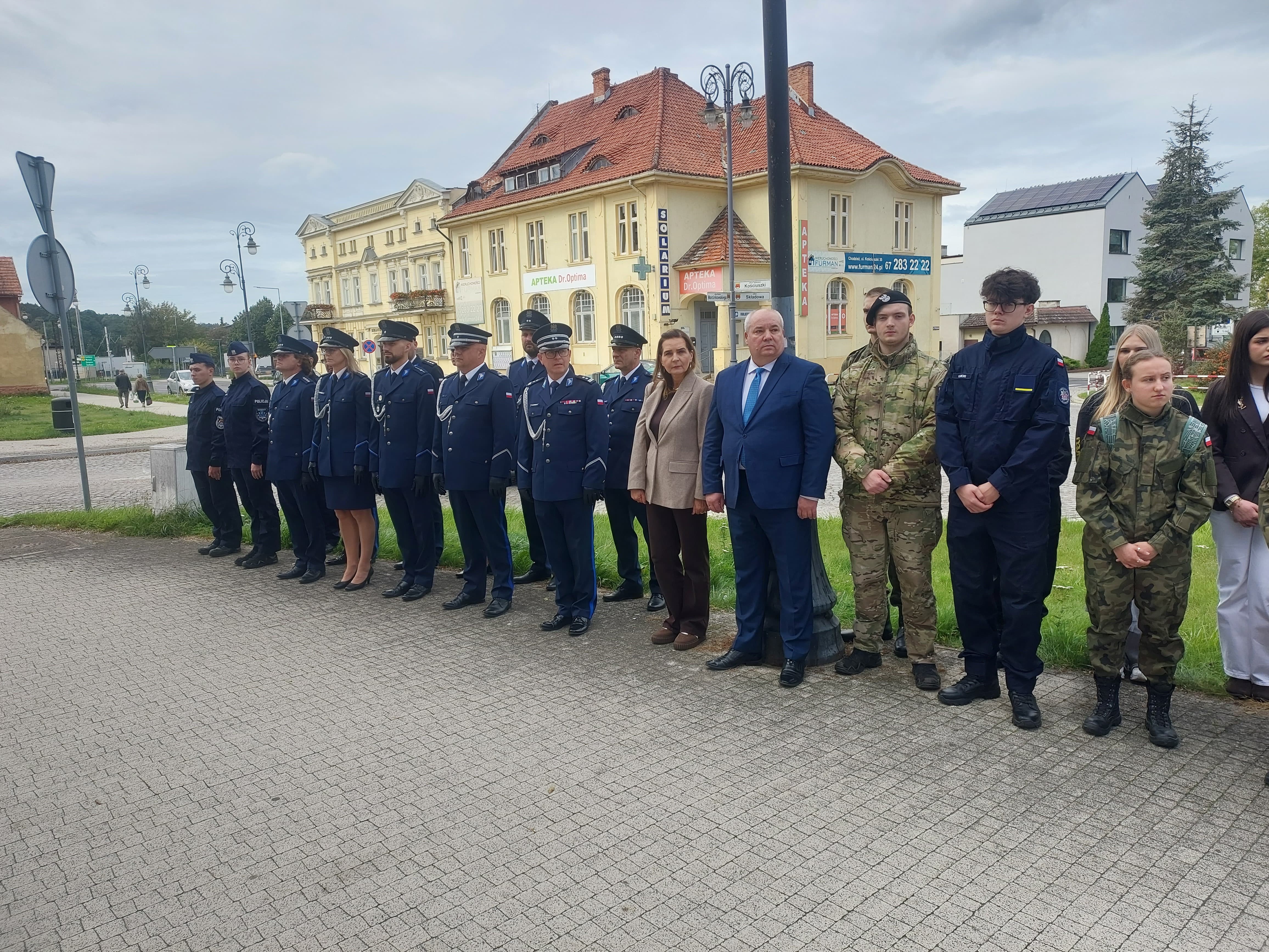 pod pomnikiem